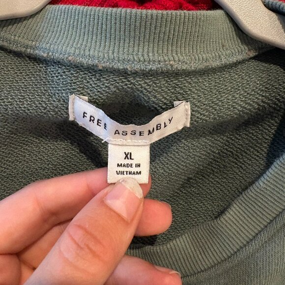 FREE ASSEMBLY SHORT SLEEVE GREEN SWEATER EXTRA LARGE USED - Picture 2 of 2